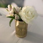 Table arrangement with white flowers