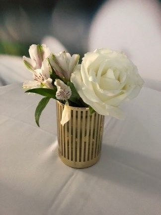 Table arrangement with white flowers